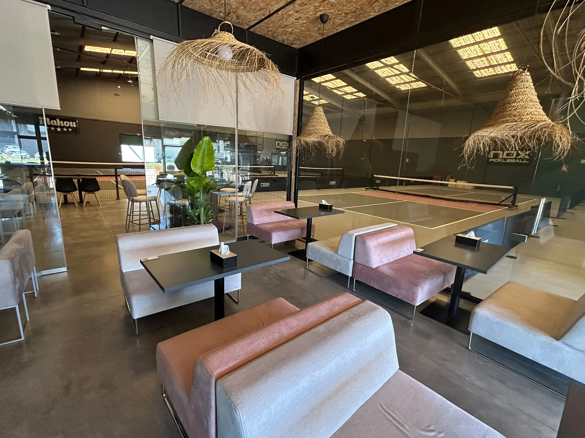 Zona lounge del club con vistas a las pistas