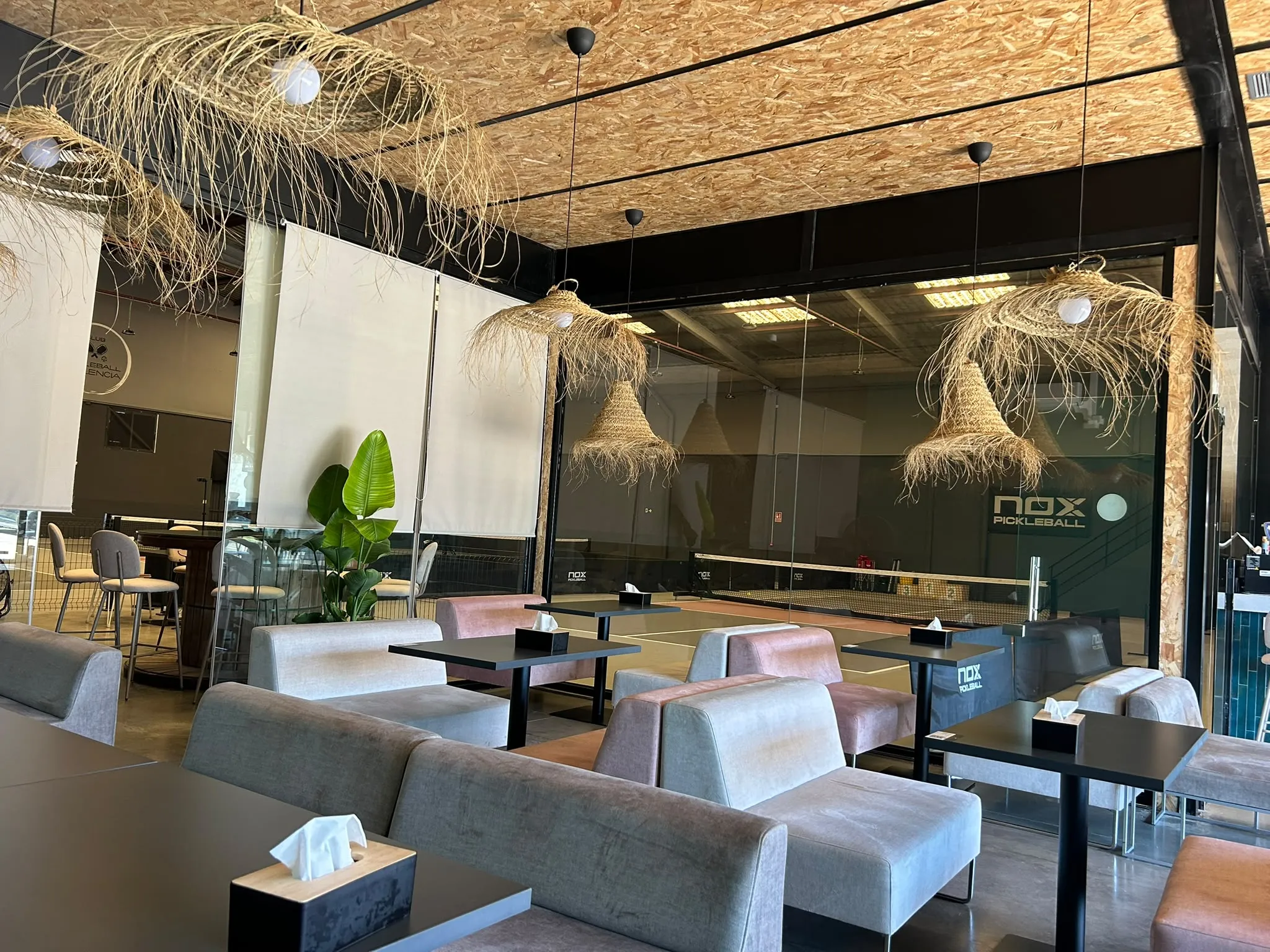 Sofás de la cafetería junto a las pistas